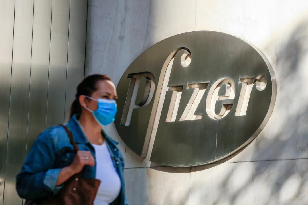 <em>Una mujer pasa por la sede de Pfizer en Nueva York, en esta imagen de archivo. (Kena Betancur/AFP vía Getty Images)</em>