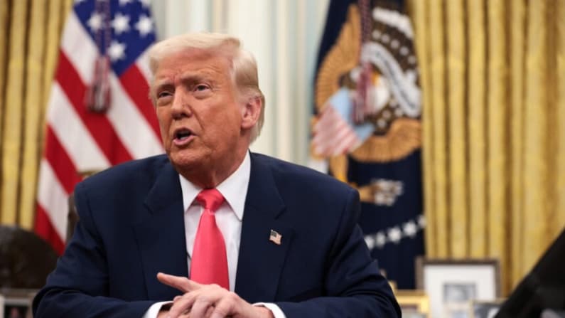 Trump dice que ingresos por aranceles aumentarán a medida que se agoten reservas de productos adquiridos