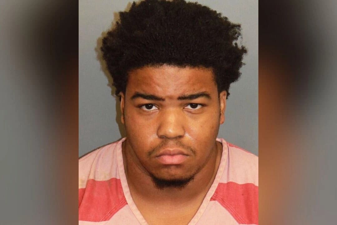 Acusan a jugador de futbol americano de apuñalar a dos compañeros estudiantes, según autoridades