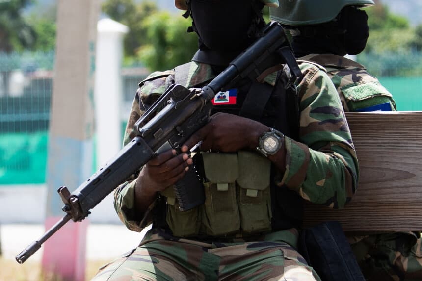 Miembros de las fuerzas armadas haitianas (FADH) patrullan el centro de la ciudad cerca del Palacio Nacional en Puerto Príncipe el 1 de octubre de 2025. (Foto de Clarens SIFFROY/AFP vía Getty Images)