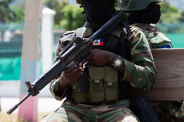 EE. UU. sanciona a funcionario haitiano por apoyar pandillas y revoca su visa