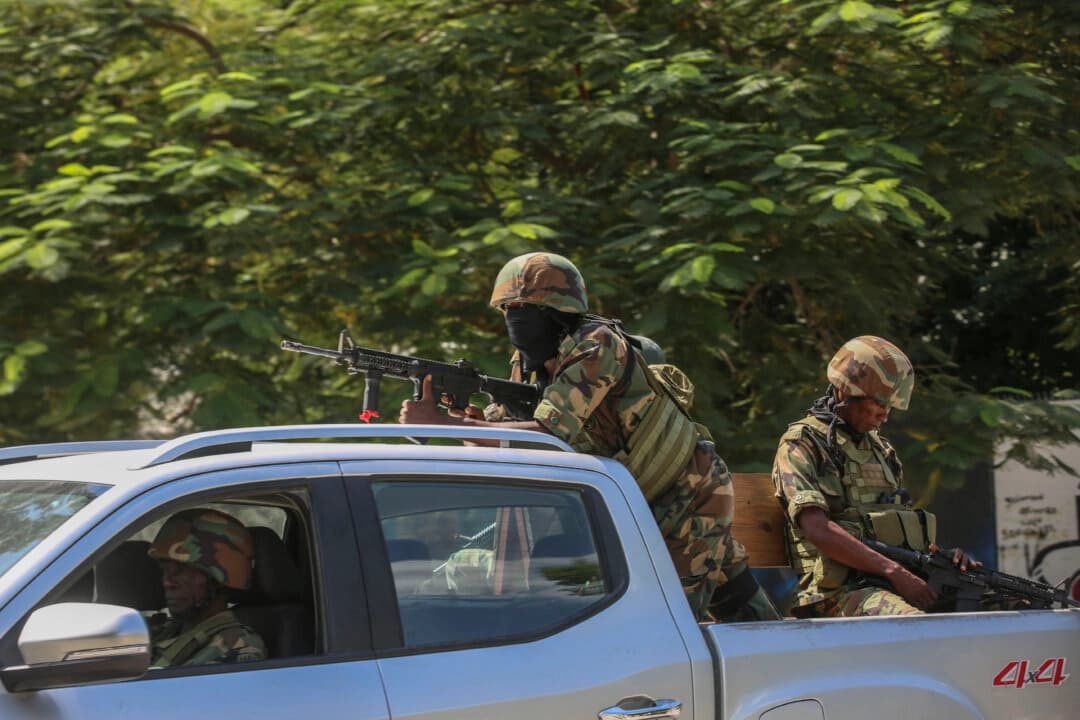 Soldados patrullan entre disparos a lo lejos, en Puerto Príncipe, Haití, el 17 de octubre de 2024. (Odelyn Joseph/AP)