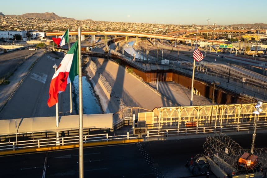 Desde una vista aérea, las banderas de México y Estados Unidos ondean sobre el río Grande en la frontera entre ambos países el 18 de septiembre de 2024 en El Paso, Texas. (John Moore/Getty Images)

