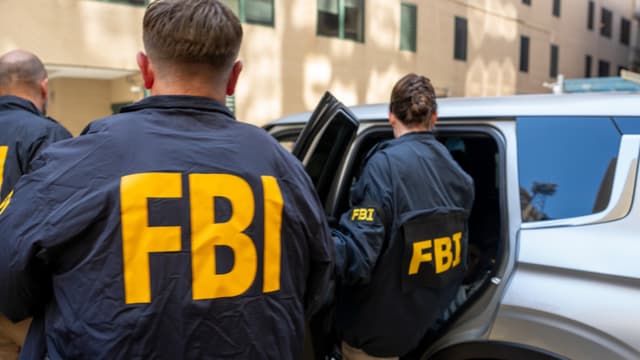 FBI busca entrevistar a legisladores por polémico video de "órdenes ilegales"
