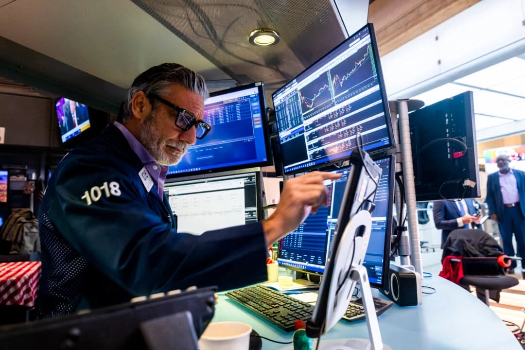 <em>Operadores trabajan en el piso de la Bolsa de Valores de Nueva York el 7 de noviembre de 2025. (Spencer Platt/Getty Images)</em>