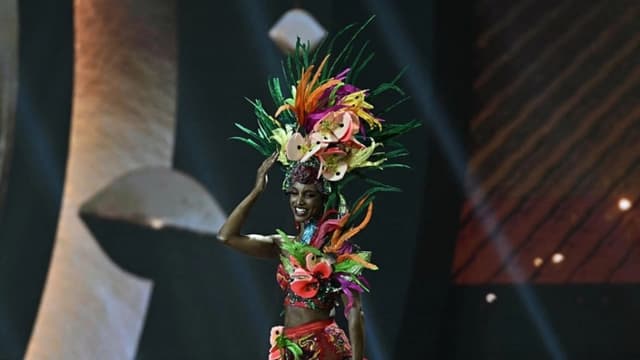 Miss Jamaica, Gabrielle Henry, sube al escenario durante la presentación del traje nacional de Miss Universo 2025, en Nonthaburi, al norte de Bangkok, el 19 de noviembre de 2025. (Lillian Suwanrumpha/AFP vía Getty Images)