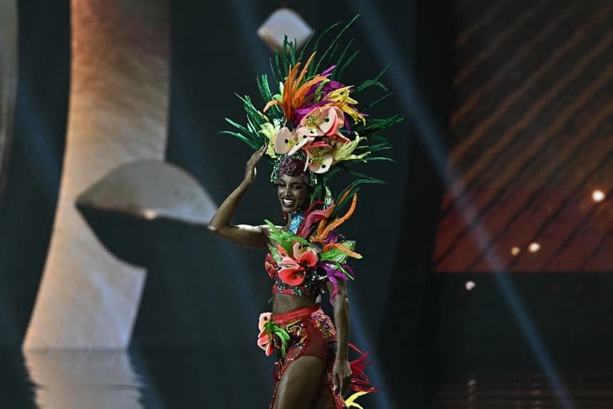 Miss Jamaica, Gabrielle Henry, sube al escenario durante la presentación del traje nacional de Miss Universo 2025, en Nonthaburi, al norte de Bangkok, el 19 de noviembre de 2025. (Lillian Suwanrumpha/AFP vía Getty Images)