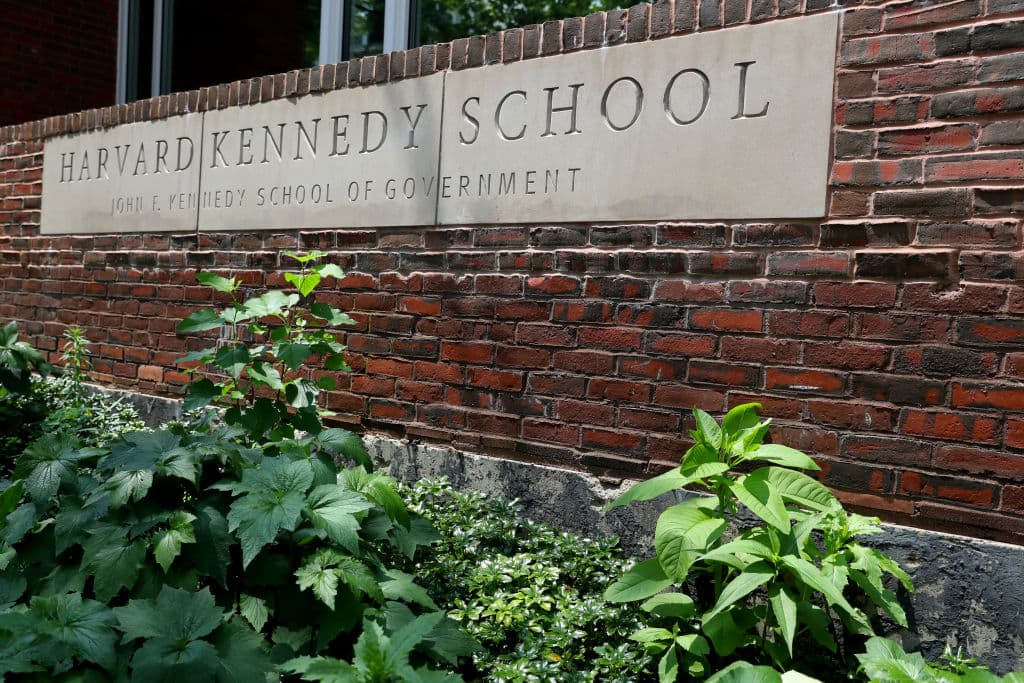 Vista de un cartel de la Escuela de Gobierno Kennedy de Harvard el 8 de julio de 2020 en Cambridge, Massachusetts. (Foto de Maddie Meyer/Getty Images)