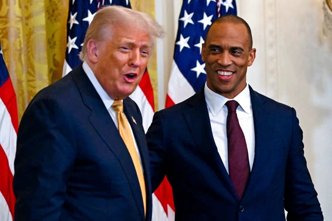 El secretario de Vivienda, Scott Turner (derecha), con el presidente Donald Trump en Washington, el 22 de julio de 2025. (Andrew Caballero-Reynolds/AFP vía Getty Images)