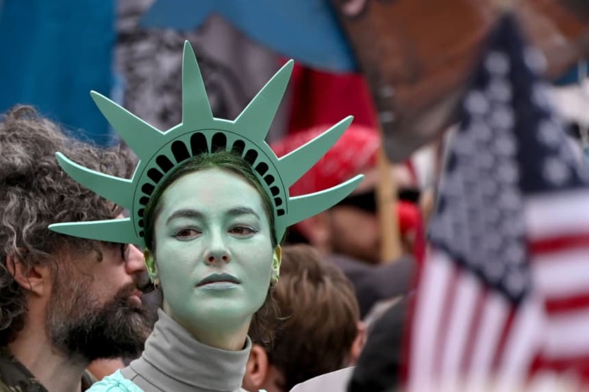 Personas protestan como parte de las manifestaciones “No Kings” el 18 de octubre de 2025 en Chicago, Illinois. (Daniel Boczarski/Getty Images for No Kings)