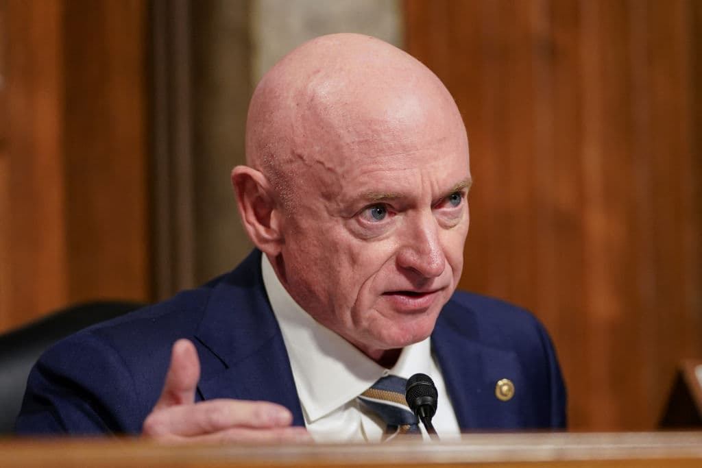 El senador estadounidense Mark Kelly, demócrata por Arizona, interroga a Pete Hegseth, candidato a secretario de Defensa del presidente electo Donald Trump, el 14 de enero de 2025, en Washington, D.C. (Foto de ALLISON ROBBERT / AFP) (Foto de ALLISON ROBBERT/AFP vía Getty Images)