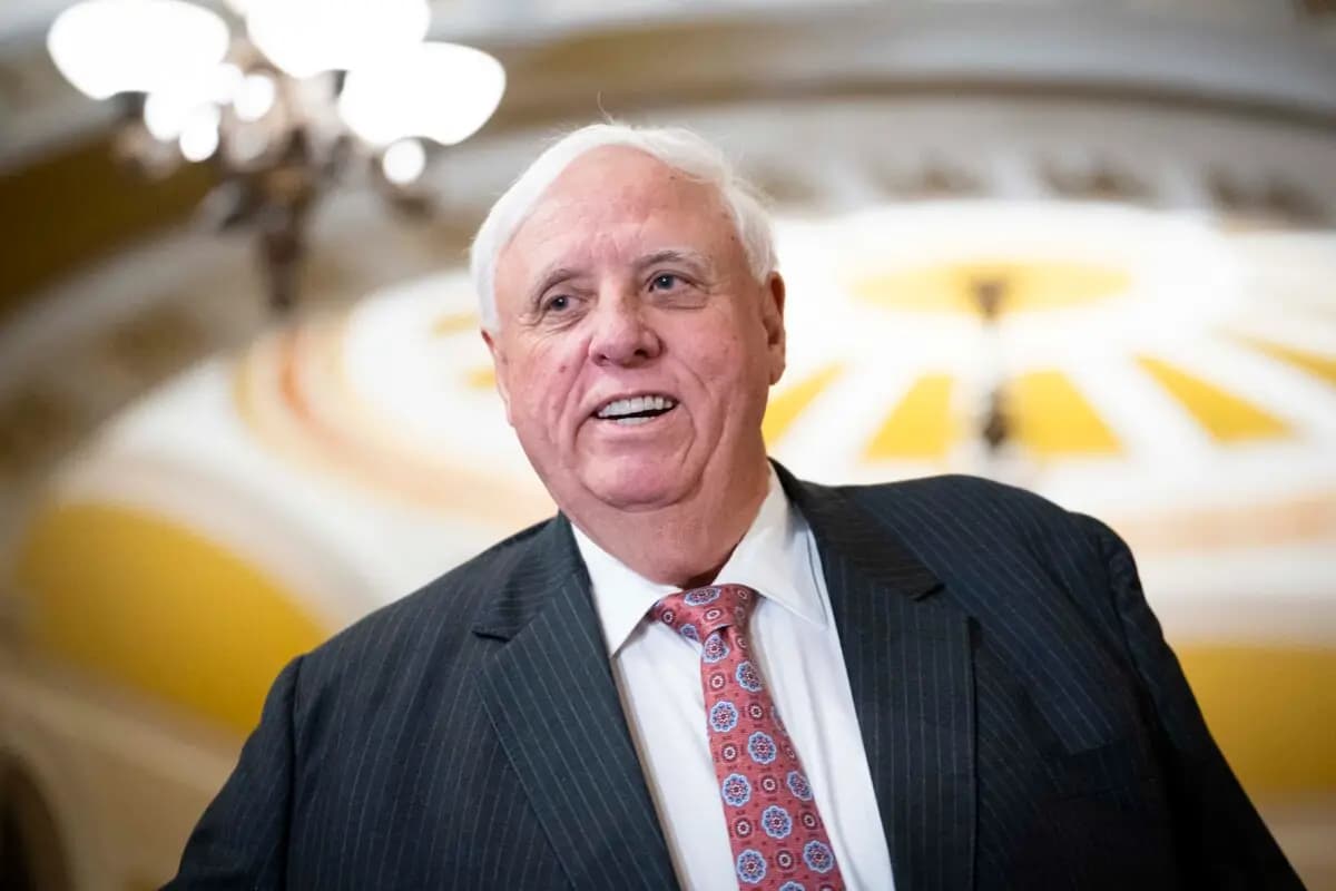 El senador electo Jim Justice (R-W,Va.) entra antes de las elecciones de liderazgo republicano del Senado en Washington el 13 de noviembre de 2024. (Madalina Vasiliu/The Epoch Times)