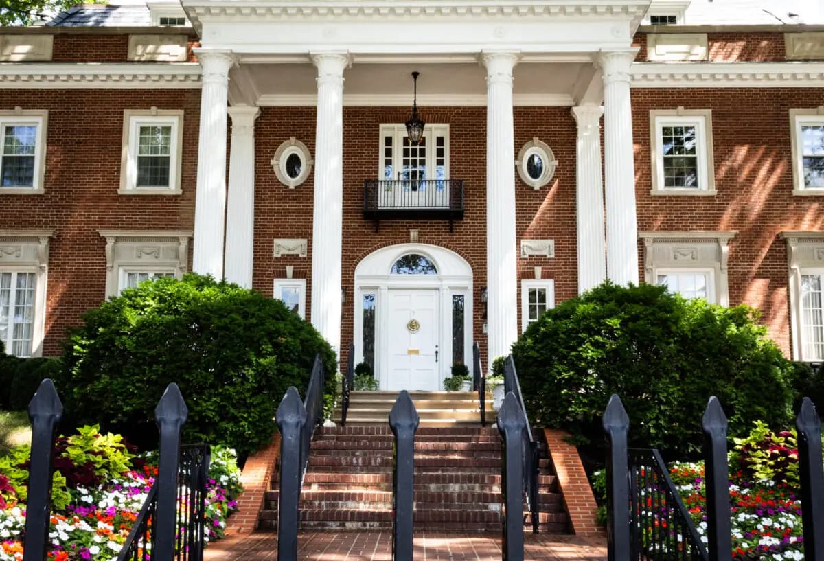 <em>La mansión del gobernador de Virginia Occidental en Charleston, Virginia Occidental, el 28 de agosto de 2025. (John Fredricks/The Epoch Times)</em>