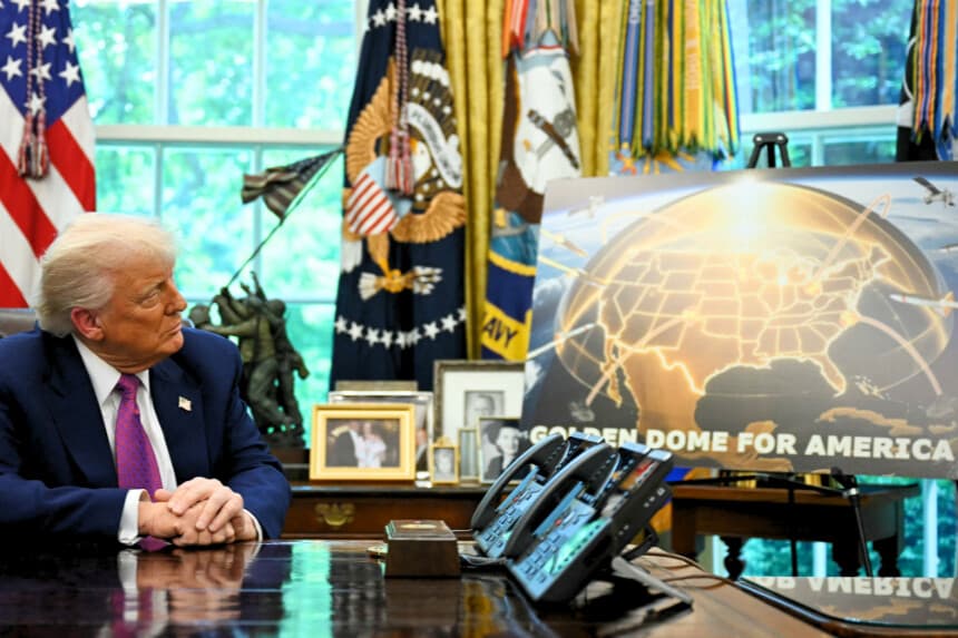 El presidente de Estados Unidos, Donald Trump, escucha durante un anuncio sobre el escudo antimisiles Golden Dome, en el Despacho Oval de la Casa Blanca, el 20 de mayo de 2025, en Washington, D.C.  (Foto de JIM WATSON/AFP a través de Getty Images)