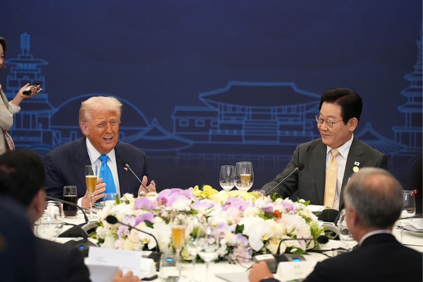 El presidente de Estados Unidos, Donald Trump, asiste a una cena ofrecida por el presidente surcoreano, Lee Jae Myung (arriba a la derecha), el primer ministro canadiense Mark Carney (bajo a la derecha) y el primer ministro singapurense Lawrence Wong (bajo a la izquierda), en el Hilton Gyeongju en Gyeongju, Corea del Sur, el 29 de octubre de 2025. (Foto de Andrew Harnik/Getty Images)