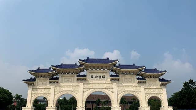 La gente pasa junto al Arco de la Plaza de la Libertad en Taipéi, Taiwán, el 3 de octubre de 2019. (Chung I Ho/The Epoch Times)