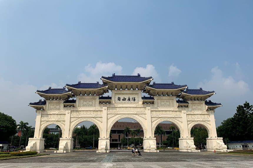 La gente pasa junto al Arco de la Plaza de la Libertad en Taipéi, Taiwán, el 3 de octubre de 2019. (Chung I Ho/The Epoch Times)