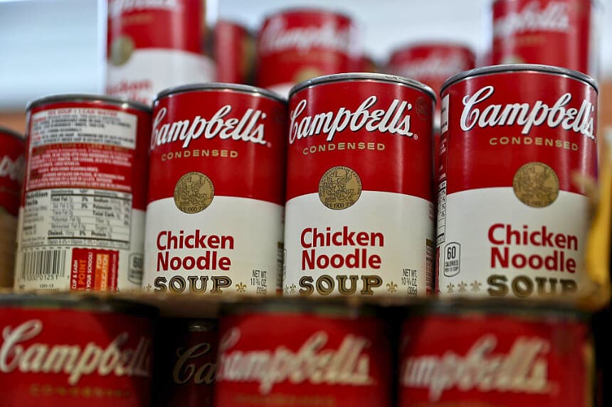 Latas de sopa Campbell's expuestas en la estantería de un supermercado el 20 de mayo de 2016 en San Rafael, California. (Justin Sullivan/Getty Images)
