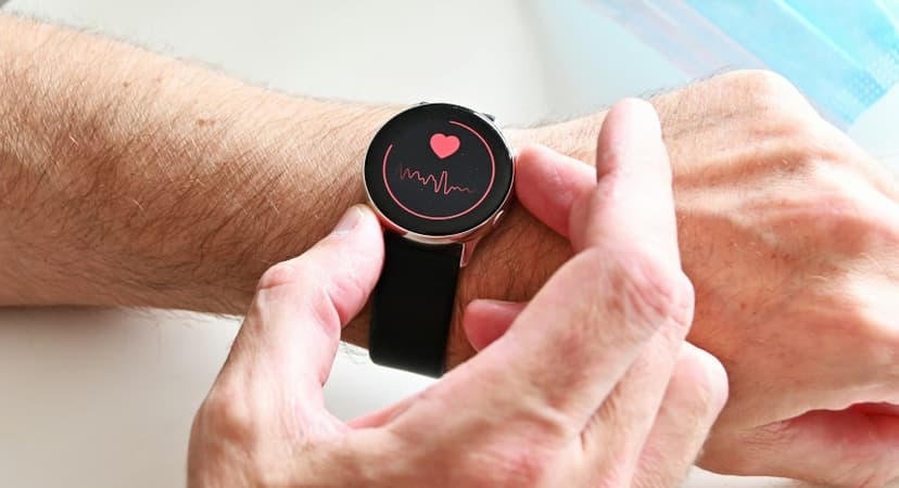 Reloj digital con la imagen de un corazón y un pulso. (Nik en Unsplash)