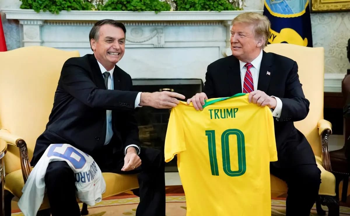 <em>El presidente brasileño, Jair Bolsonaro, le entrega una camiseta de la selección nacional de fútbol de Brasil al presidente estadounidense, Donald Trump, durante una reunión en la Oficina Oval de la Casa Blanca el 19 de marzo de 2019. (Kevin Lamarque/archivo/Reuters)</em>