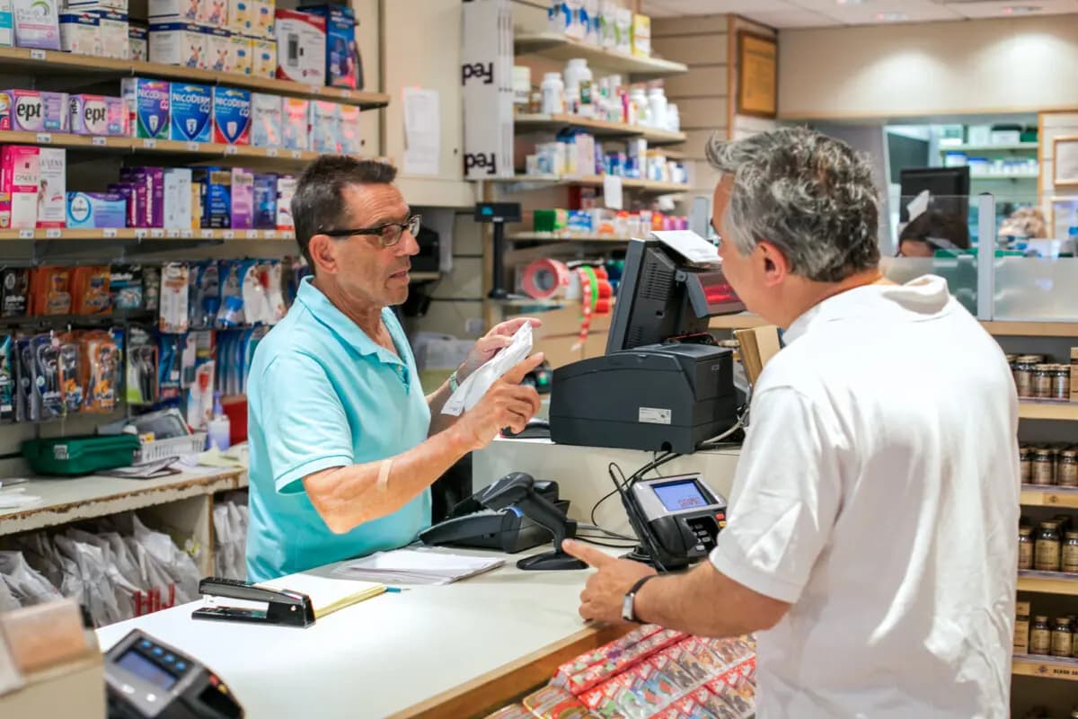 Un vendedor ayuda a un hombre con sus medicamentos recetados en una farmacia de la ciudad de Nueva York, el 18 de junio de 2014. (Benjamín Chasteen/The Epoch times)