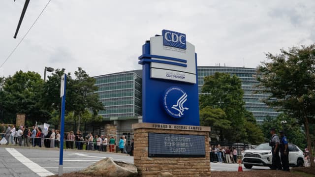Los empleados de los Centros para el Control y la Prevención de Enfermedades (CDC) hacen fila para honrar a los funcionarios Dan Jernigan, Deb Houry y Demetre Daskalakis en su sede mundial el 28 de agosto de 2025 en Atlanta, Georgia. (Elijah Nouvelage/Getty Images)