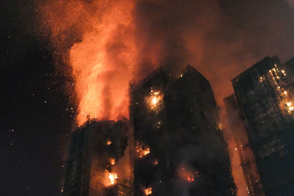 Detienen a 3 personas tras incendio en Hong Kong que causó 44 muertos y 279 desaparecidos