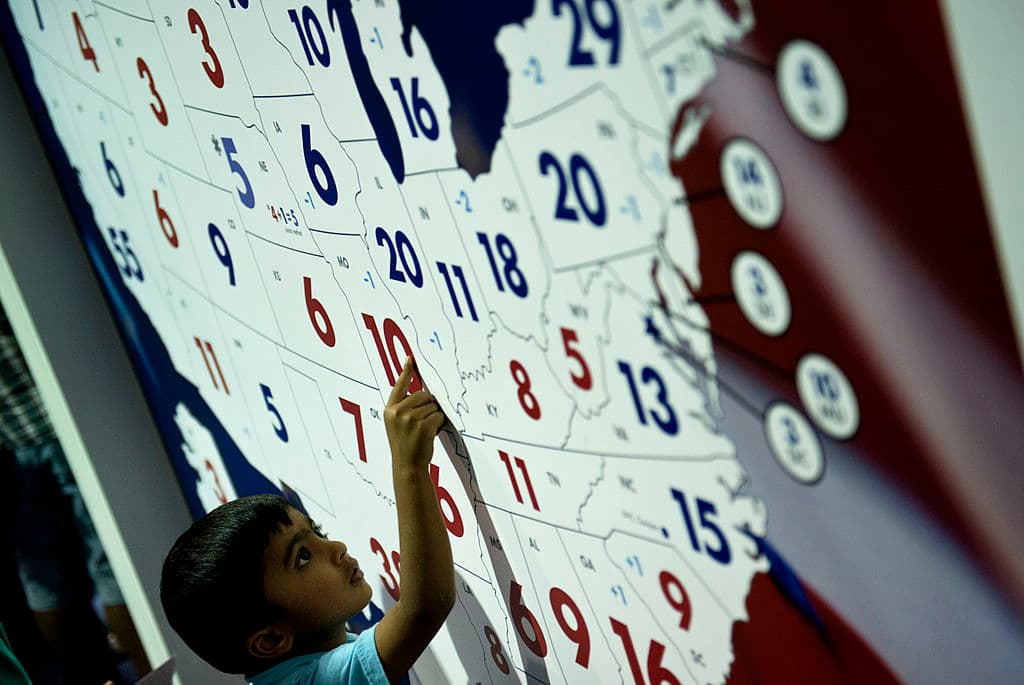 Un niño señala Missouri en el mapa electoral de las elecciones presidenciales estadounidenses de 2012 de CSPAN en la exposición American Presidential Experience el 3 de septiembre de 2012 en Charlotte, Carolina del Norte. AFP PHOTO/Brendan SMIALOWSKI (El crédito de la foto debe leer BRENDAN SMIALOWSKI/AFP/GettyImages)