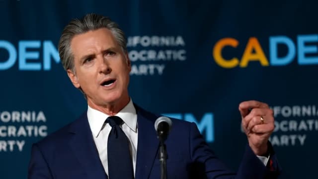 Newsom defiende las políticas santuario de California en entrevista con Ben Shapiro