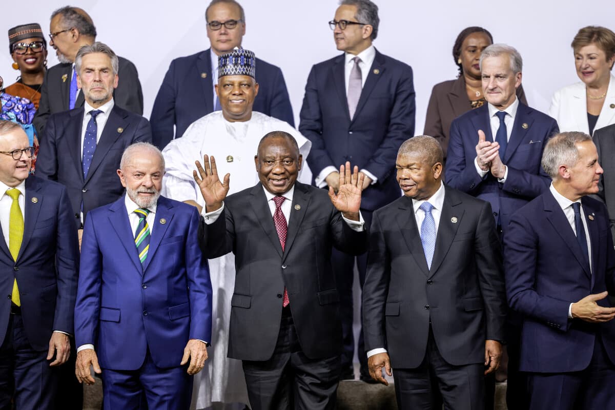(Primera fila, de izquierda a derecha) El primer ministro australiano Anthony Albanese, el presidente brasileño Luiz Inácio Lula da Silva, el presidente sudafricano Cyril Ramaphosa, el presidente angoleño y presidente de la Unión Africana João Lourenço y el primer ministro canadiense Mark Carney posan para una foto de grupo el día de la inauguración de la cumbre de líderes del Grupo de los 20, celebrada en Johannesburgo el 22 de noviembre de 2025. (Gianluigi Guercia/AP).