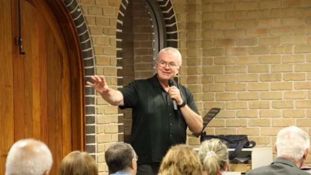 El padre Henry Adler en la proyección de "Órganos de Estado" en la Iglesia Católica de la Sagrada Familia en Ingleburn, Sídney, Australia, el 22 de noviembre de 2025. (Cortesía de NTD)