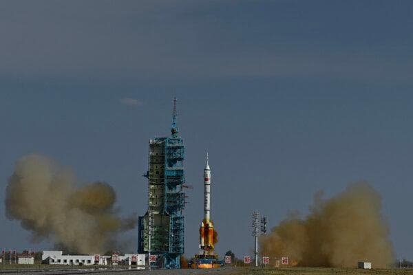 Un cohete portador Long March-2F, que transporta la nave espacial Shenzhou 20 y una tripulación de tres astronautas, despega del Centro de Lanzamiento de Satélites de Jiuquan, en el desierto de Gobi, el 24 de abril de 2025. (Pedro Prdoa/AFP a través de Getty Images)