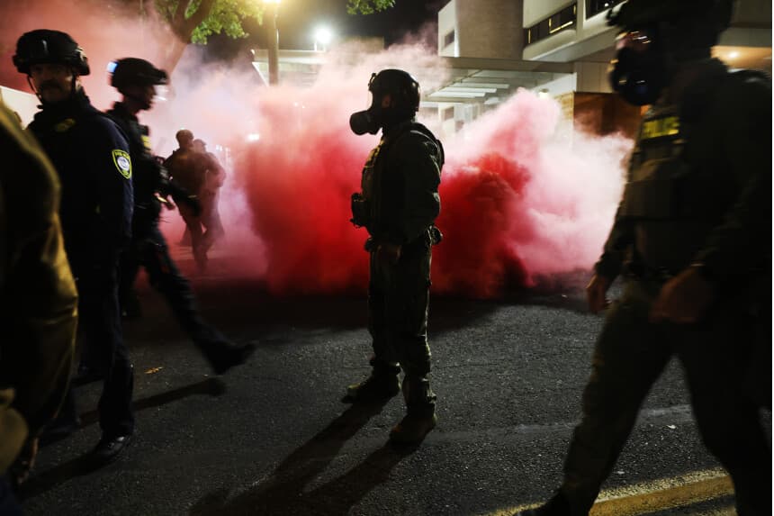 FBI está "rastreando el dinero" para trazar un mapa de toda la red de Antifa: Kash Patel