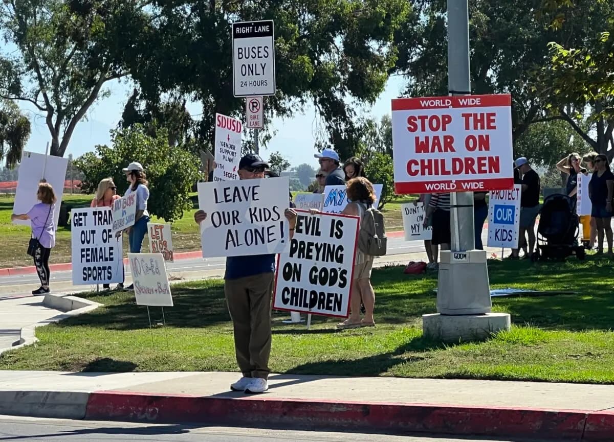 <em>La gente se manifiesta para protestar contra la sexualización infantil, las transiciones secretas de género de menores, los libros pornográficos en las escuelas y otros problemas en San Diego el 21 de octubre de 2023. (Brad Jones/The Epoch Times)</em>