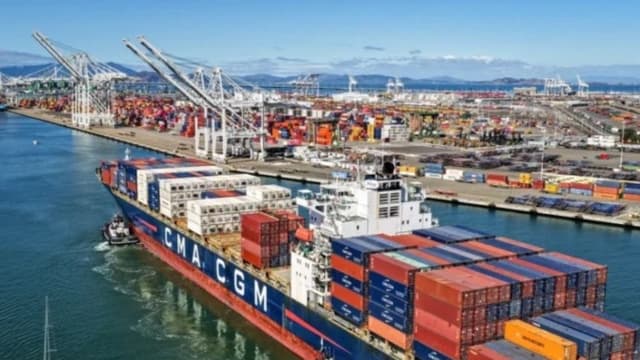 Un buque portacontenedores llega al puerto de Oakland, en California, el 10 de octubre de 2025. Múltiples cortes federales, entre ellos la Corte de Comercio Internacional de Estados Unidos y la Corte de Distrito de Estados Unidos para el Distrito de Columbia, han dictaminado que los aranceles de Trump son ilegales, pero han retrasado la aplicación de sus órdenes para bloquearlos. (Justin Sullivan/Getty Images).