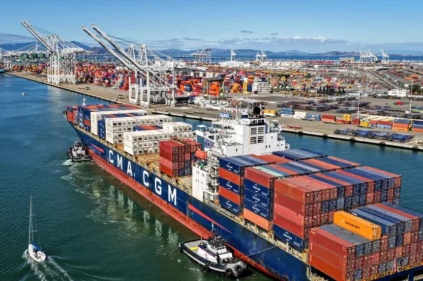Un buque portacontenedores llega al puerto de Oakland, en California, el 10 de octubre de 2025. Múltiples cortes federales, entre ellos la Corte de Comercio Internacional de Estados Unidos y la Corte de Distrito de Estados Unidos para el Distrito de Columbia, han dictaminado que los aranceles de Trump son ilegales, pero han retrasado la aplicación de sus órdenes para bloquearlos. (Justin Sullivan/Getty Images).