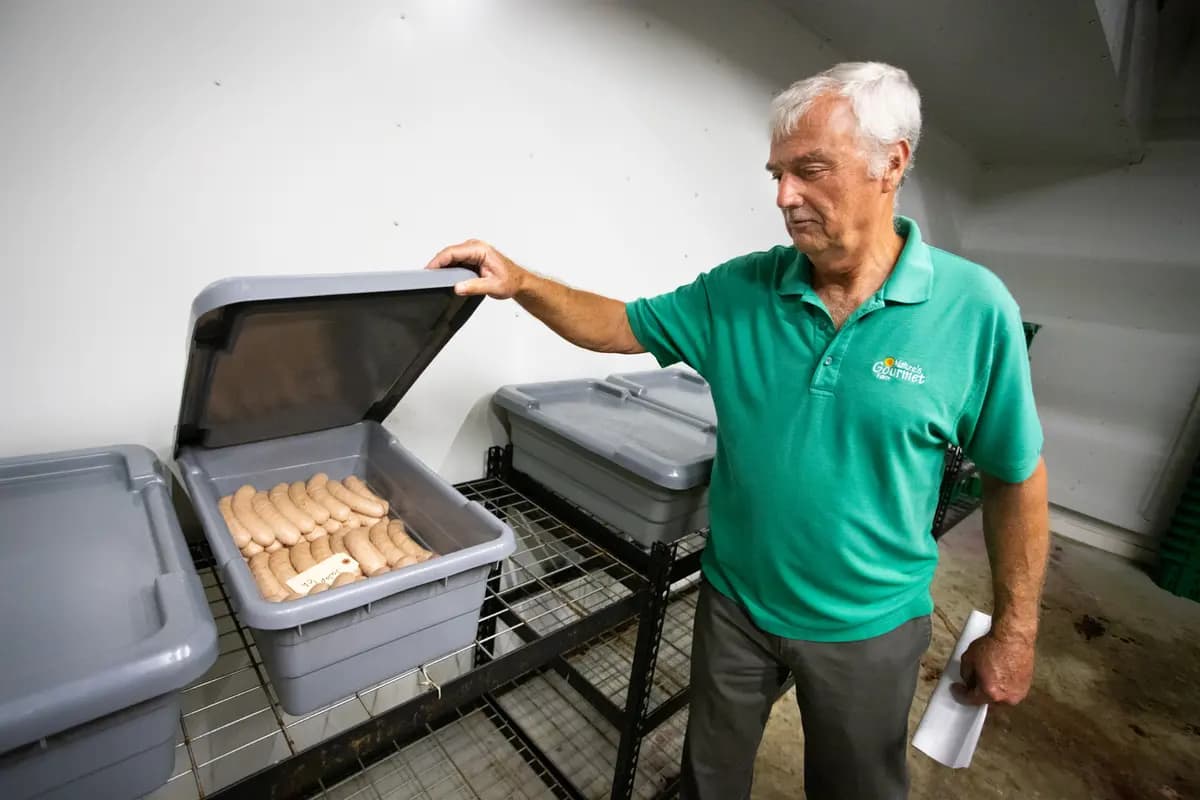 El granjero Ben Simmons observa la carne fresca en su granja de Petal, Misisipi, el 24 de septiembre de 2025. (John Fredricks/The Epoch Times)