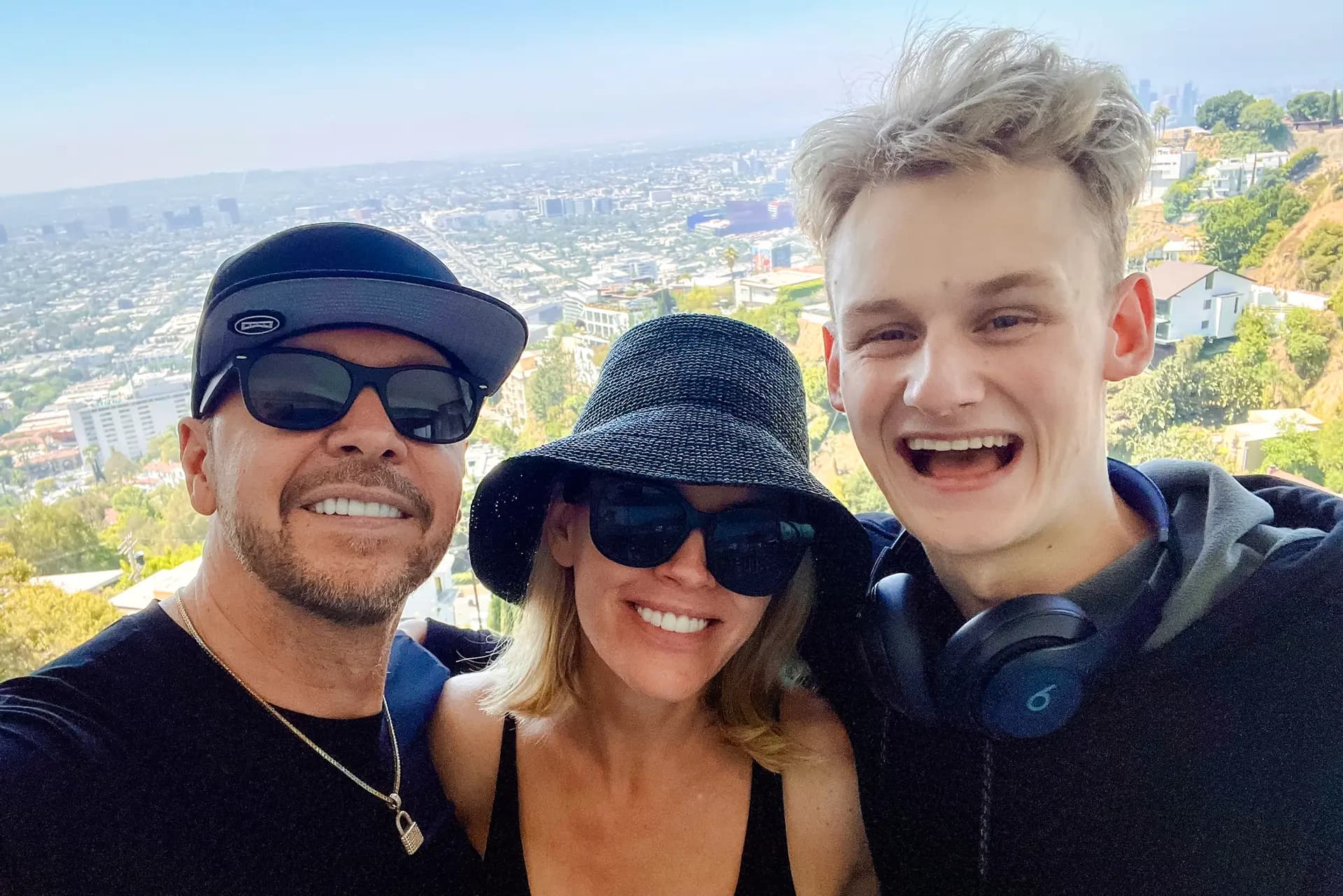 Jenny McCarthy (C), su marido Donnie Wahlberg y su hijo Evan Asher en una foto sin fecha. (Cortesía de Jenny McCarthy Productions)