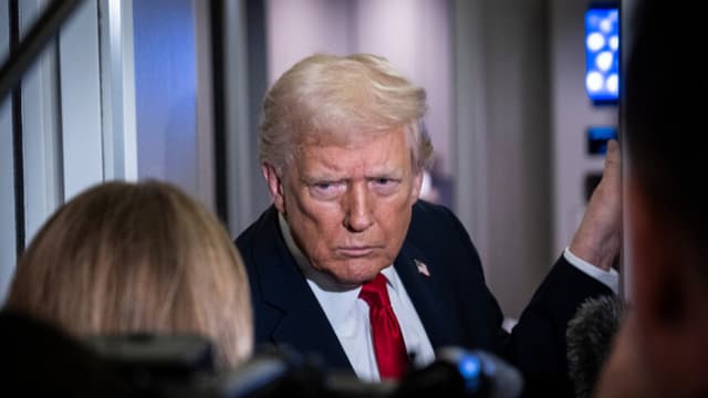 El presidente Donald Trump habla con los medios de comunicación a bordo del Air Force One el 25 de noviembre de 2025, durante un vuelo con destino a Florida.  (Foto de Pete Marovich/Getty Images)