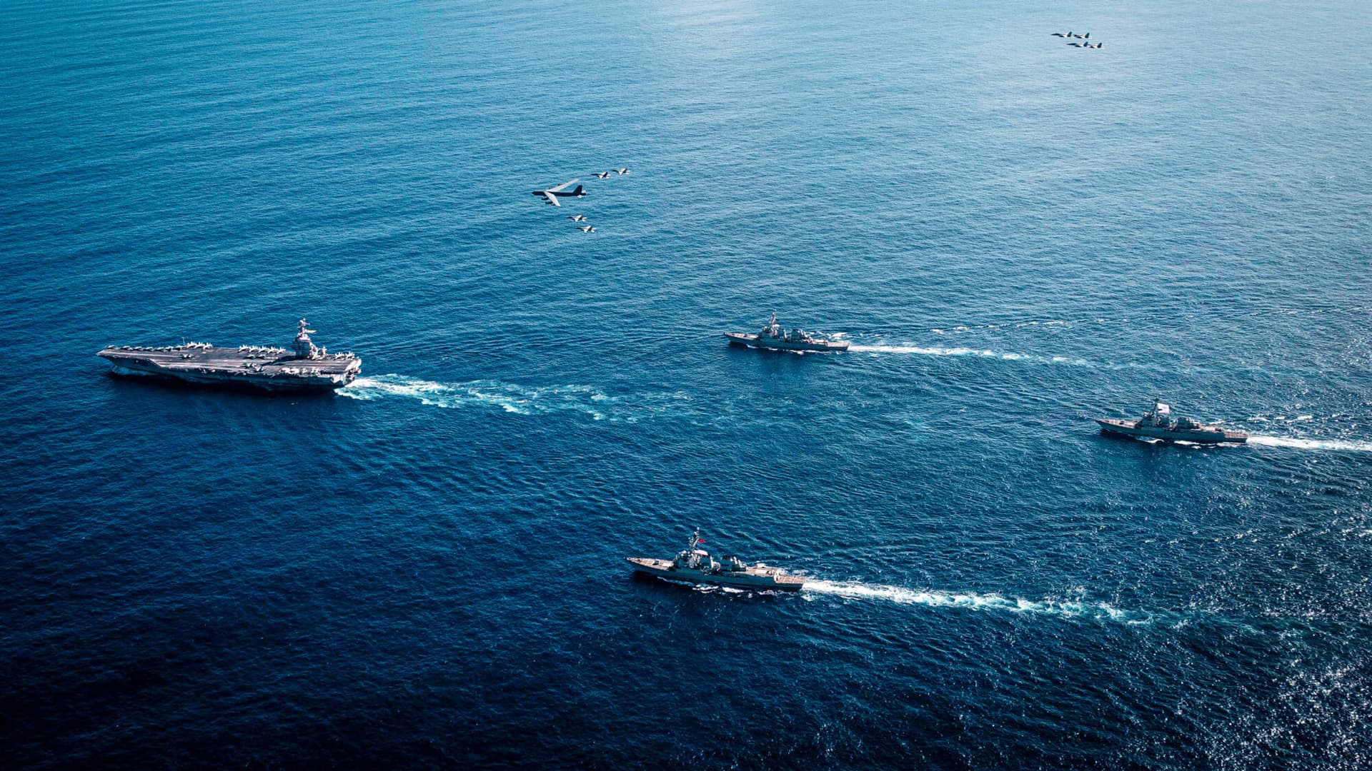 El Grupo de Ataque de Portaaviones Gerald R. Ford de la Marina de EE. UU. opera en apoyo de la misión del Comando Sur de EE. UU. Operación Lanza del Sur, el 13 de noviembre de 2025. (Tajh Payne/US Navy / vía Getty Images)