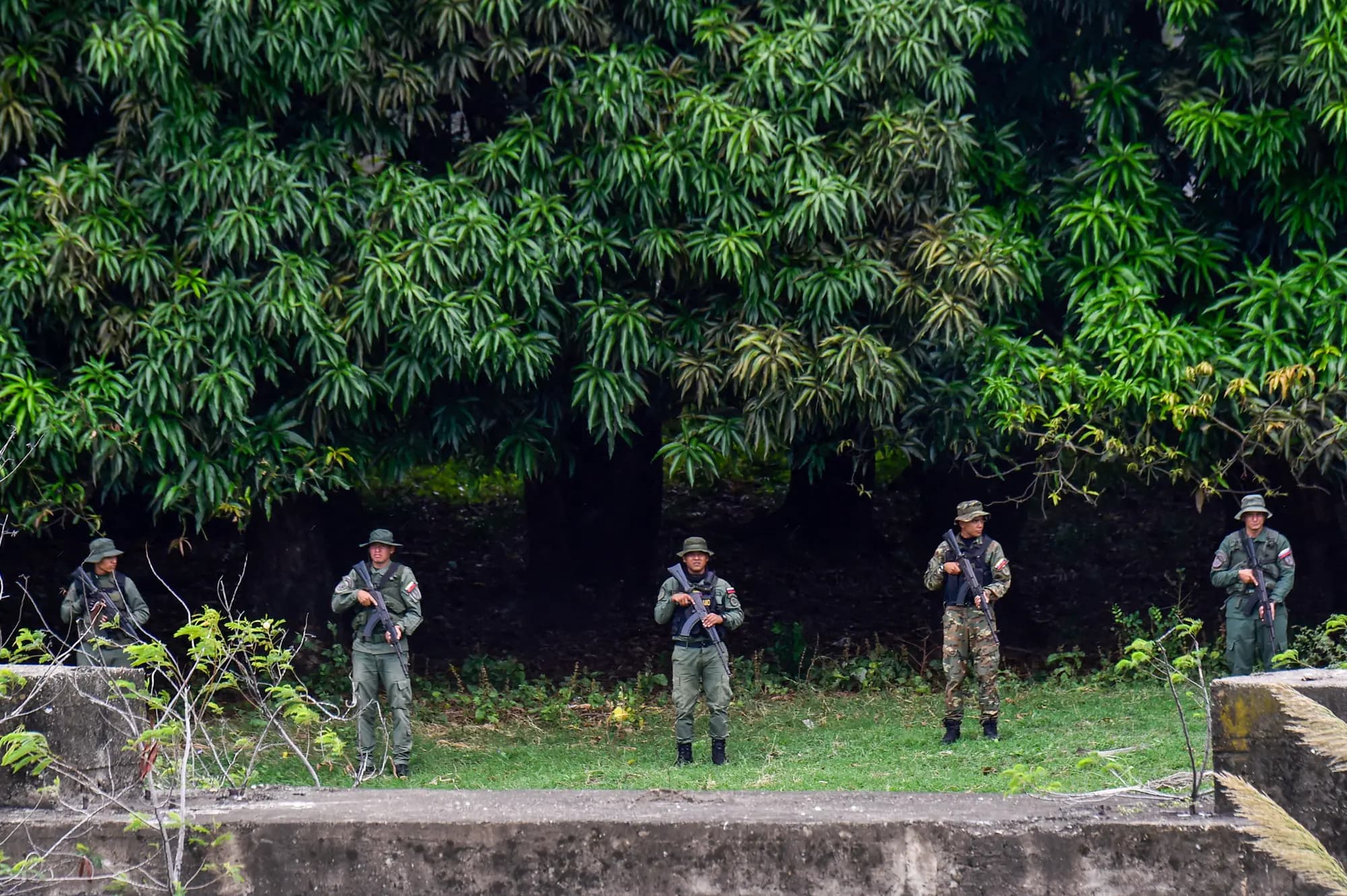 <em>Militares venezolanos patrullan alrededor del Puente Internacional Simón Bolívar en la frontera entre Colombia y Venezuela visto desde Villa del Rosario, Colombia, el 16 de octubre de 2025. (Schneyder Mendoza/AFP vía Getty Images)</em>