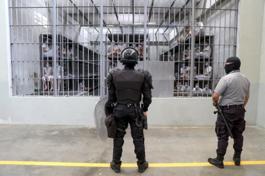Los funcionarios de prisiones vigilan a los miembros de una banda en una celda de la prisión de máxima seguridad CECOT (Centro de Estancia Compulsiva del Terrorismo) en Tecoluca, San Vicente, El Salvador, el 4 de abril de 2025. (Alex Peña/Getty Images)