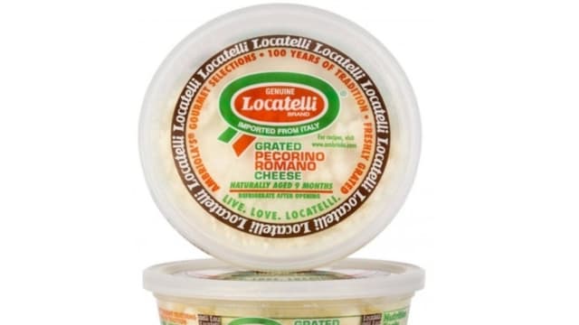 Imagen sin fecha del queso Pecorino Romano rallado Locatelli retirado del mercado. (Cortesía de la FDA)