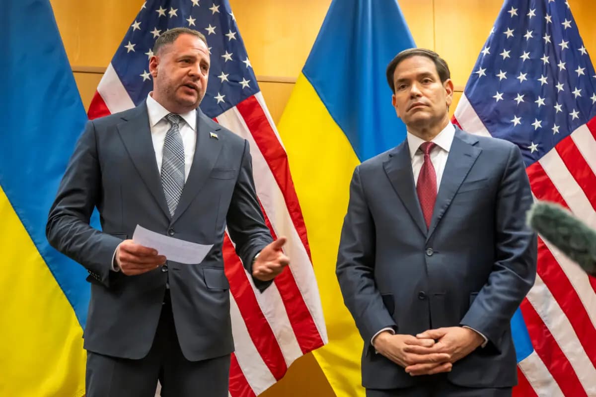 <em>El jefe de la Oficina del Presidente de Ucrania, Andriy Yermak (izq.), y el secretario de Estado de EE. UU., Marco Rubio, hablan con la prensa en la Misión de EE. UU. ante Organizaciones Internacionales en Ginebra, Suiza, el 23 de noviembre de 2025. (Martial Trezzini/Keystone vía AP)</em>