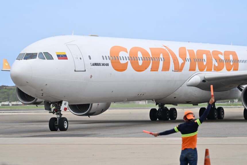 Un avión de la aerolínea venezolana CONVIASA que transportaba a migrantes venezolanos repatriados desde México aterriza en el Aeropuerto Internacional Simón Bolívar de Maiquetía, Venezuela, el 3 de abril de 2025. (Foto de JUAN BARRETO/AFP vía Getty Images)