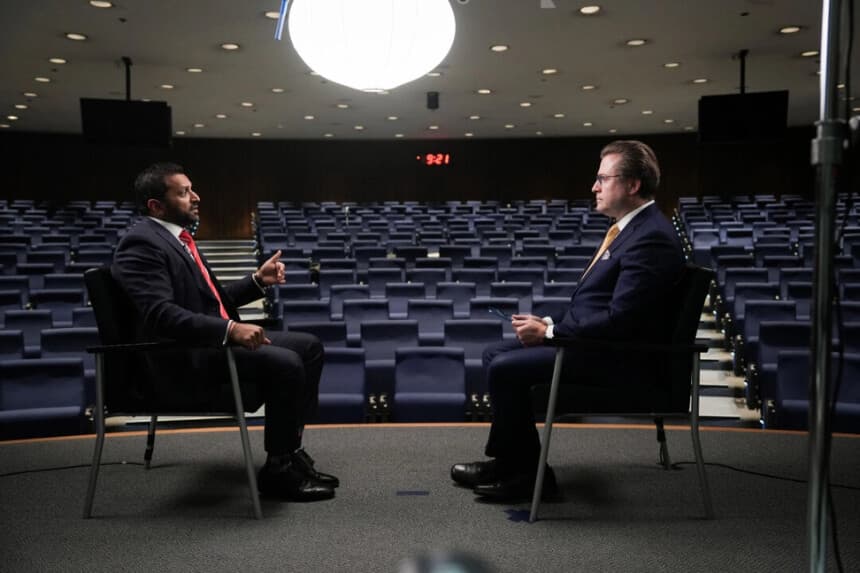 El director del FBI, Kash Patel, y Jan Jekielek, editor senior de The Epoch Times y presentador de American Thought Leaders, en Washington el 26 de noviembre de 2025. (Samira Bouaou/The Epoch Times)