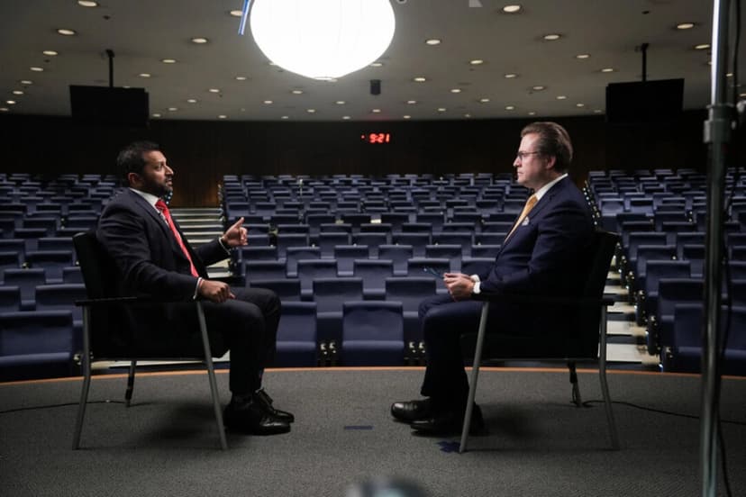 El director del FBI, Kash Patel, y Jan Jekielek, editor senior de The Epoch Times y presentador de American Thought Leaders, en Washington el 26 de noviembre de 2025. (Samira Bouaou/The Epoch Times)