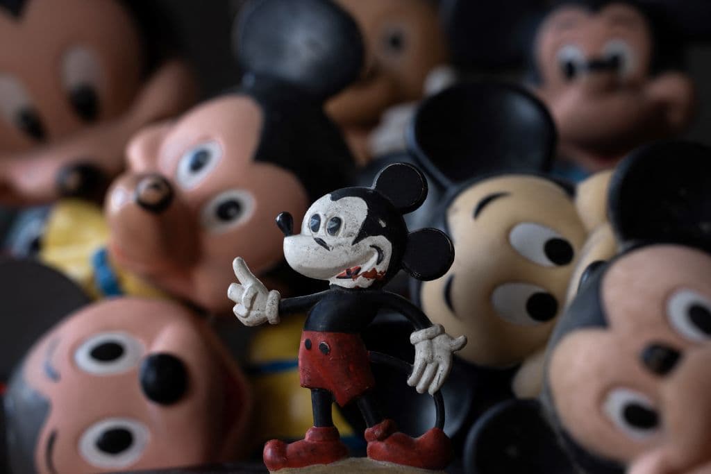 Juguetes con la imagen de Mickey Mouse fotografiados en París el 5 de enero de 2024. Según la legislación estadounidense, la primera versión del personaje de Walt Disney, Mickey Mouse, pasó a dominio público el 1 de enero de 2024. (Foto de JOEL SAGET/AFP vía Getty Images)