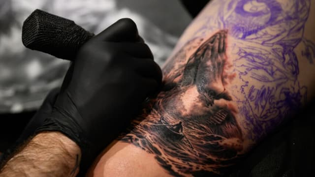 Un tatuador trabaja en un tatuaje durante el Big London Tattoo Show el 20 de septiembre de 2025 en Londres, Inglaterra. (Leon Neal/Getty Images)