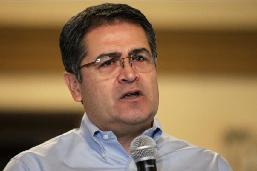 El presidente hondureño Juan Orlando Hernández transmite un mensaje tras la condena de su hermano Juan Antonio "Tony" Hernández por tráfico de drogas en Estados Unidos, en Tegucigalpa, Honduras, el 18 de octubre de 2019. (Jorge Cabrera/Reuters).